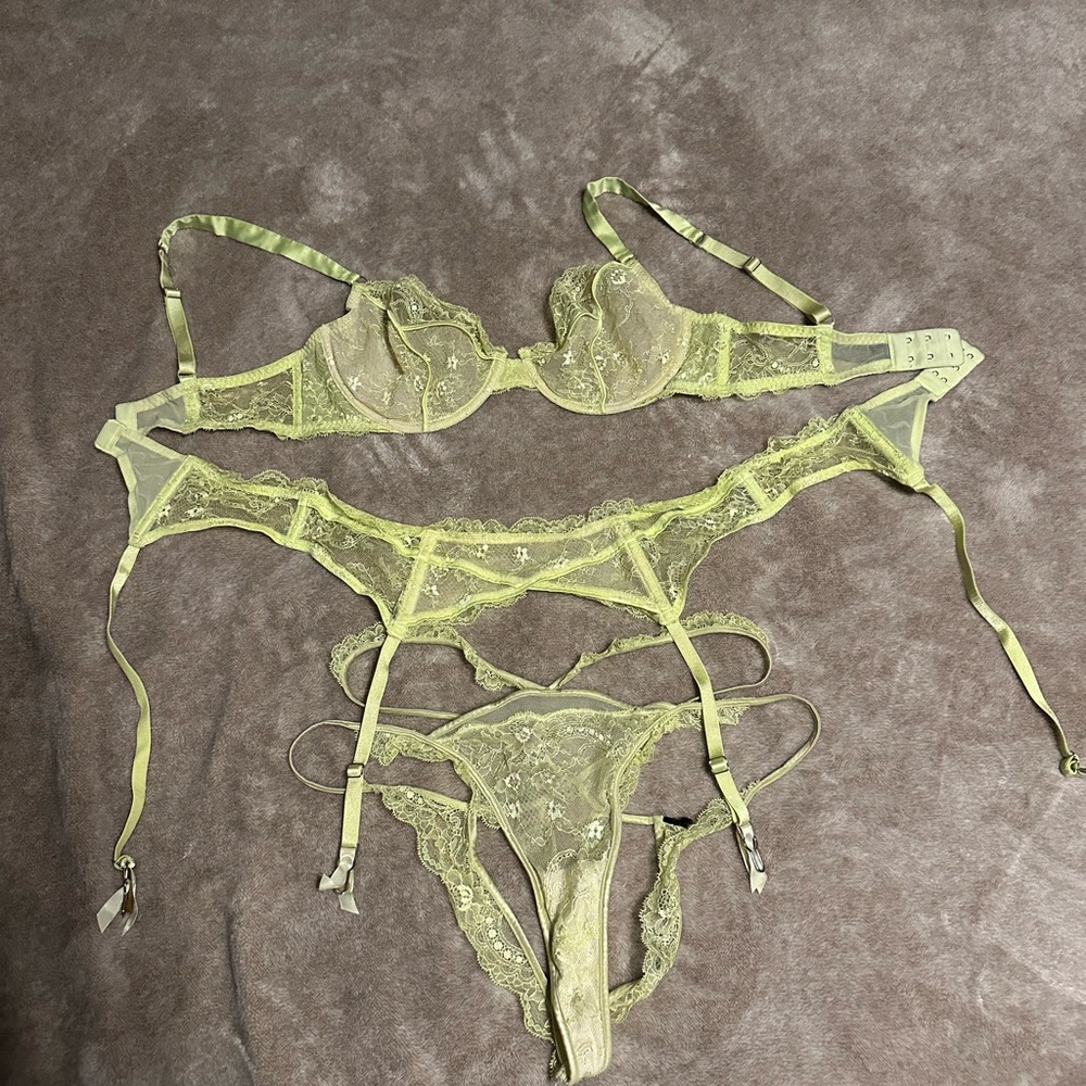 Victoria's Secret Lace Bra Set in Light Yellow